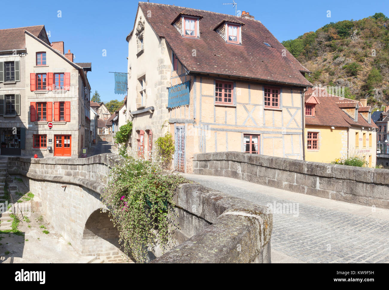 Medieval Pont de la Terrade Aubusson, Creuse, Nouvelle-Aquitaine, Francia oltre il Fiume Creuse con il museo della tappezzeria e tessitori medievale quarti Foto Stock