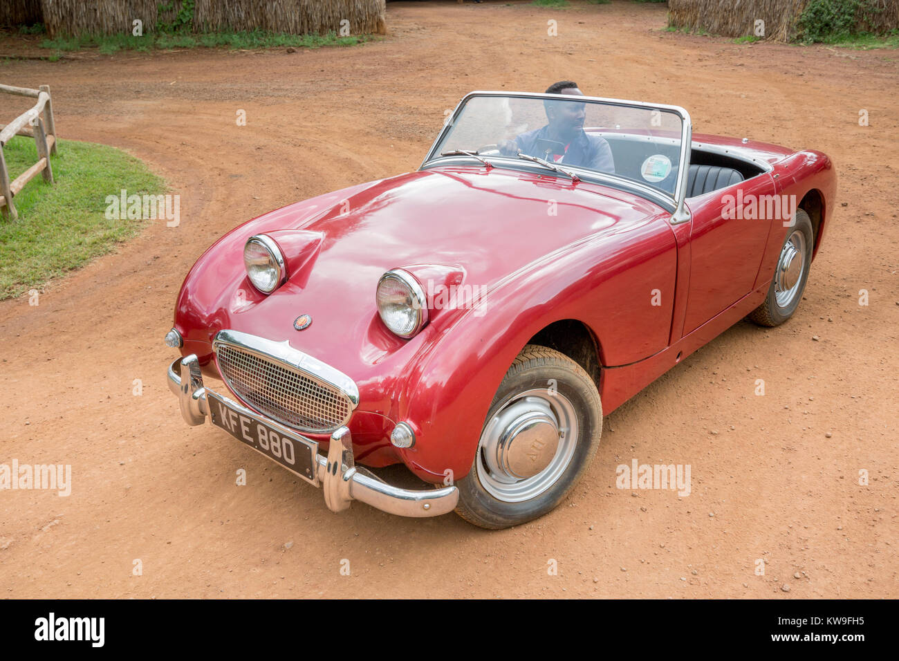 Un rosso Mk1 Austin Healey frogeye sprite, vista laterale, veicoli a Lewa deserto Lewa Conservancy, Kenya, Africa Foto Stock