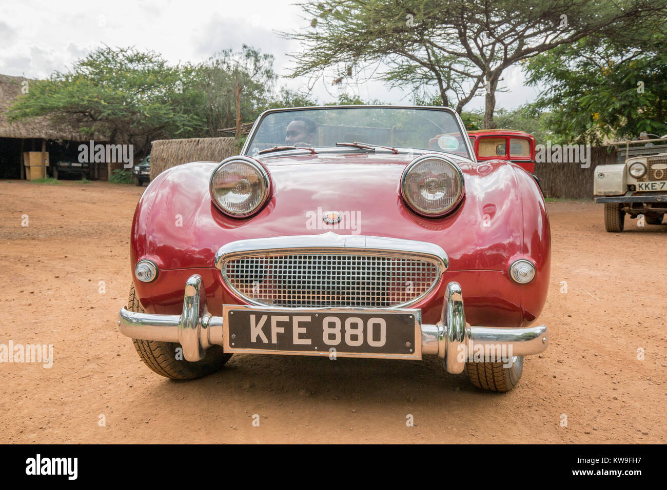 Un rosso Mk1 Austin Healey frogeye sprite, vista frontale, veicoli a Lewa deserto Lewa Conservancy, Kenya, Africa Foto Stock