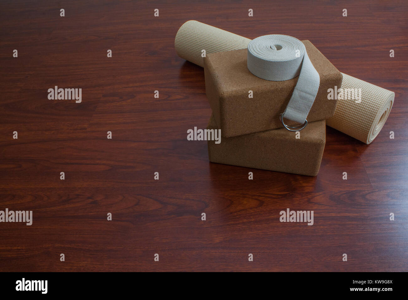 Materassino Yoga e accessori su pavimento di legno pronto per classe di yoga Foto Stock