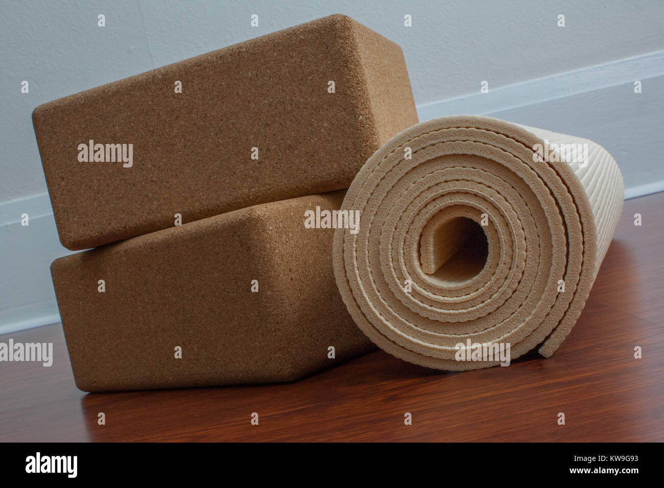 Materassino Yoga e accessori su pavimento di legno pronto per classe di yoga Foto Stock