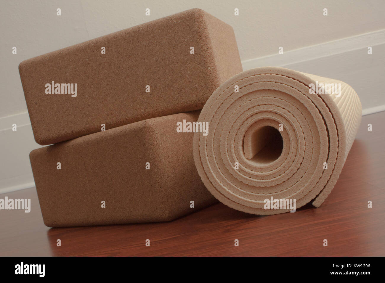 Materassino Yoga e accessori su pavimento di legno pronto per classe di yoga Foto Stock