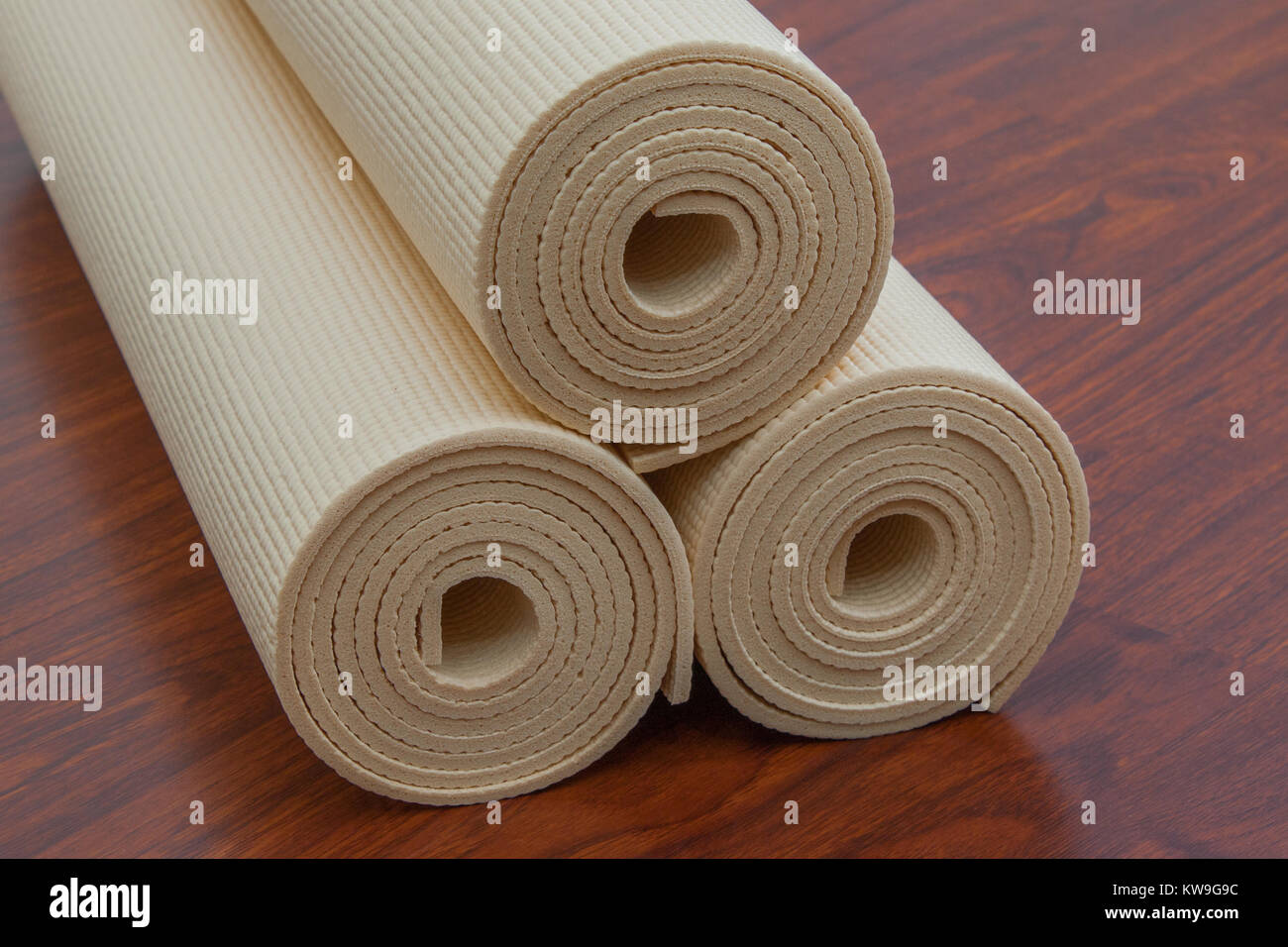 Materassino Yoga e accessori su pavimento di legno pronto per classe di yoga Foto Stock