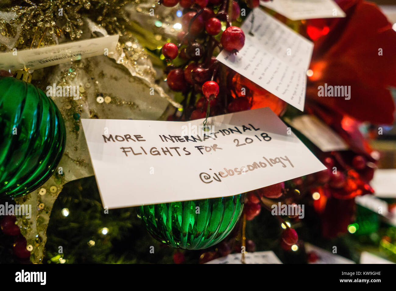 1/01/2018 di Cebu City, Filippine un nuovo anno desidero scritta su una carta da parte di un individuo e posto su un albero di Natale di speranza Foto Stock