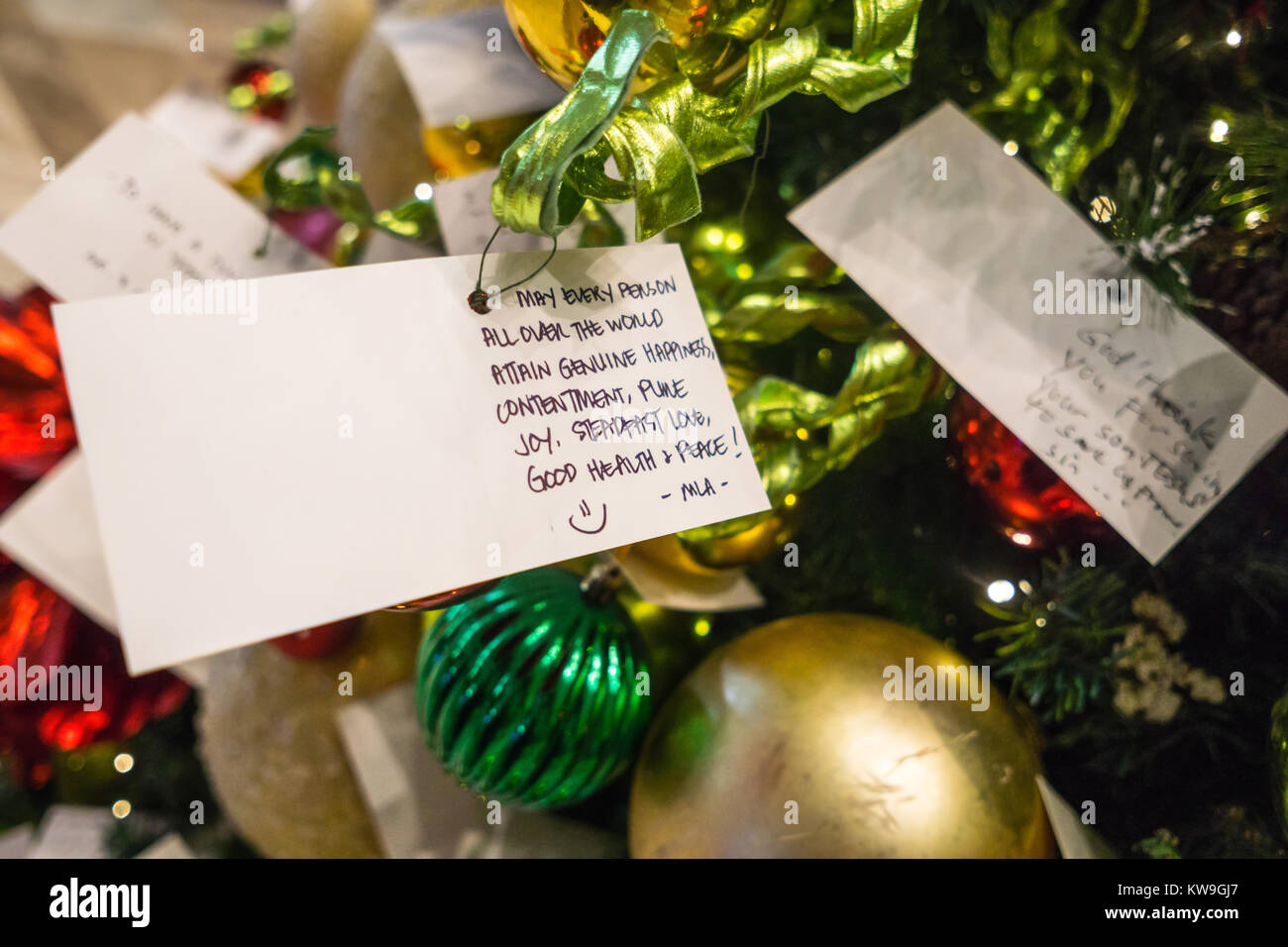 1/01/2018 di Cebu City, Filippine un nuovo anno desidero scritta su una carta da parte di un individuo e posto su un albero di Natale di speranza Foto Stock