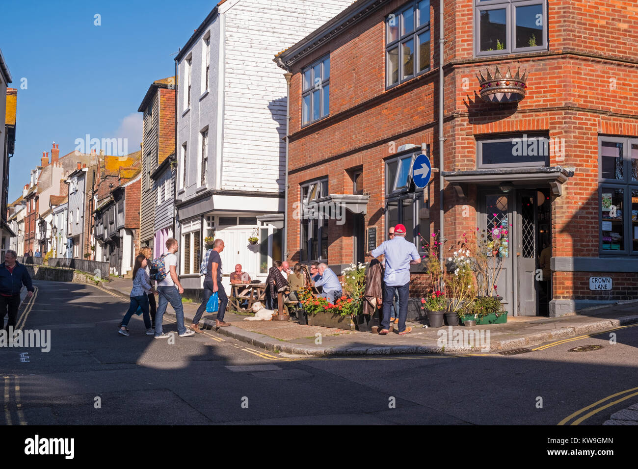 Popolare e altamente classificato il Crown Inn public house, tutti i Santi Street, Hastings, Regno Unito Foto Stock