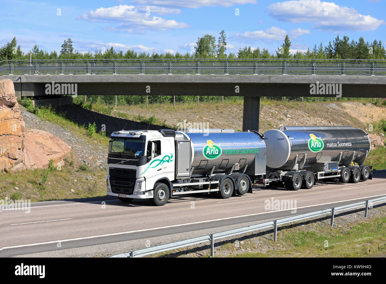 VAAJAKOSKI, Finlandia - 8 Luglio 2017: Volvo FH 500 latte autobotte di Kuljetus Laukkanen Ky trasporta Arla latte sulla strada in estate con una autostrada br Foto Stock