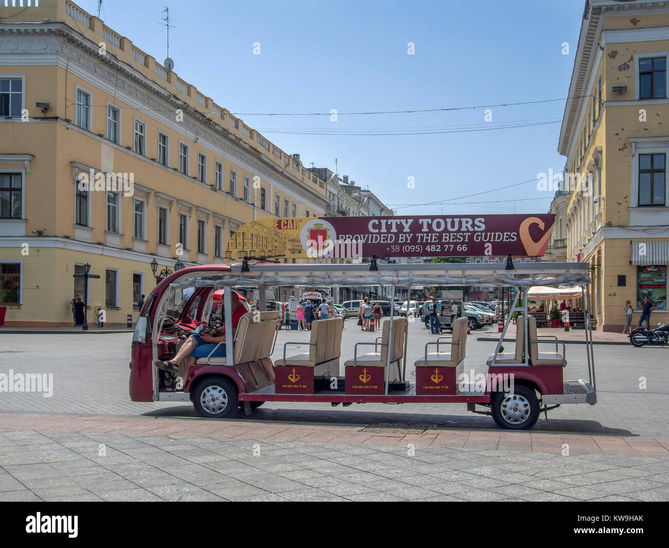 ODESSA, UCRAINA - 18 GIUGNO 2016: Autobus piccoli tour della città in via Katerynns'ka Foto Stock
