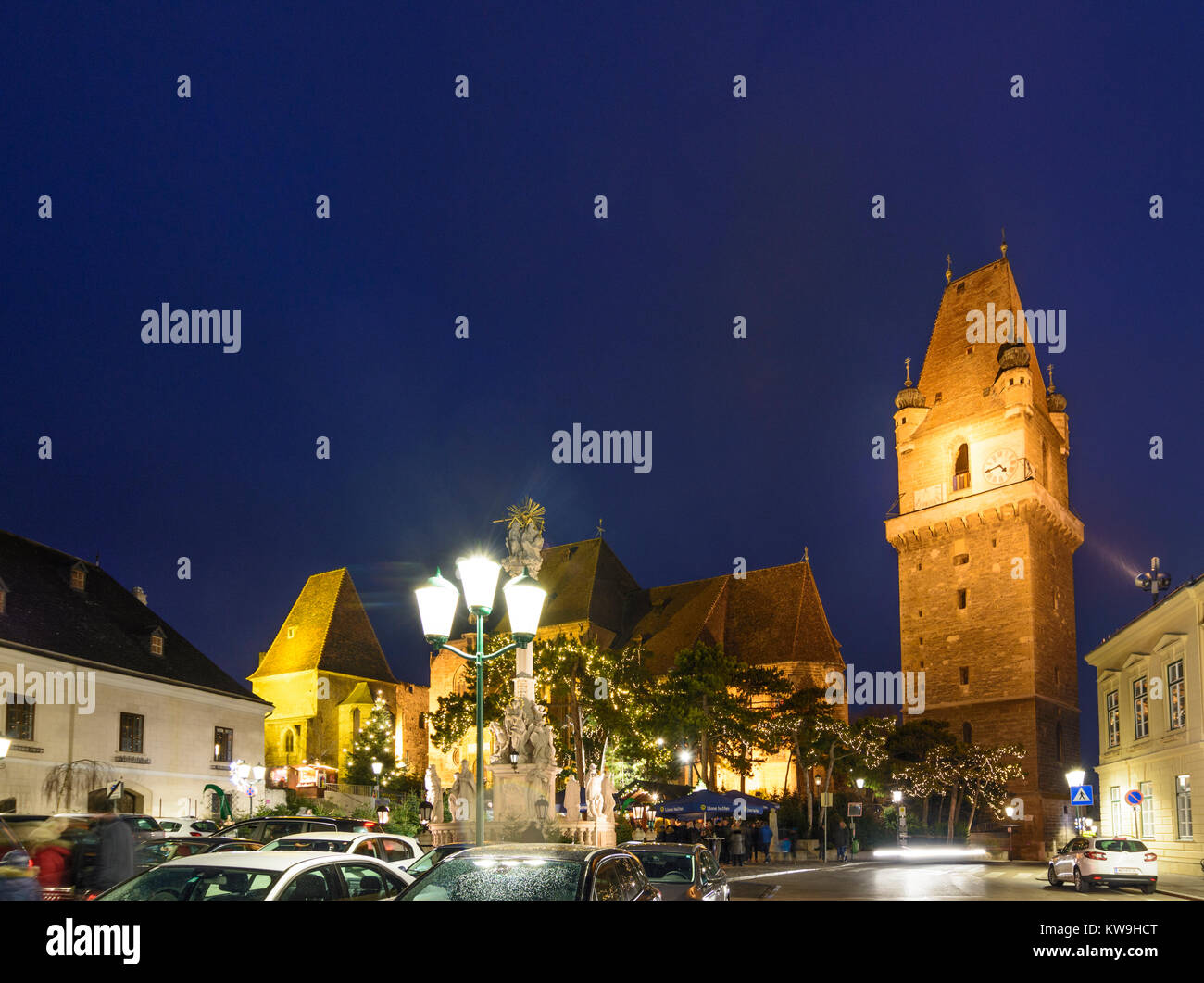 Perchtoldsdorf: Piazza Principale: A sinistra la chiesa di San Martino, la chiesa parrocchiale nel centro, a destra la torre e in primo piano la Colonna della Santa Trinità Foto Stock