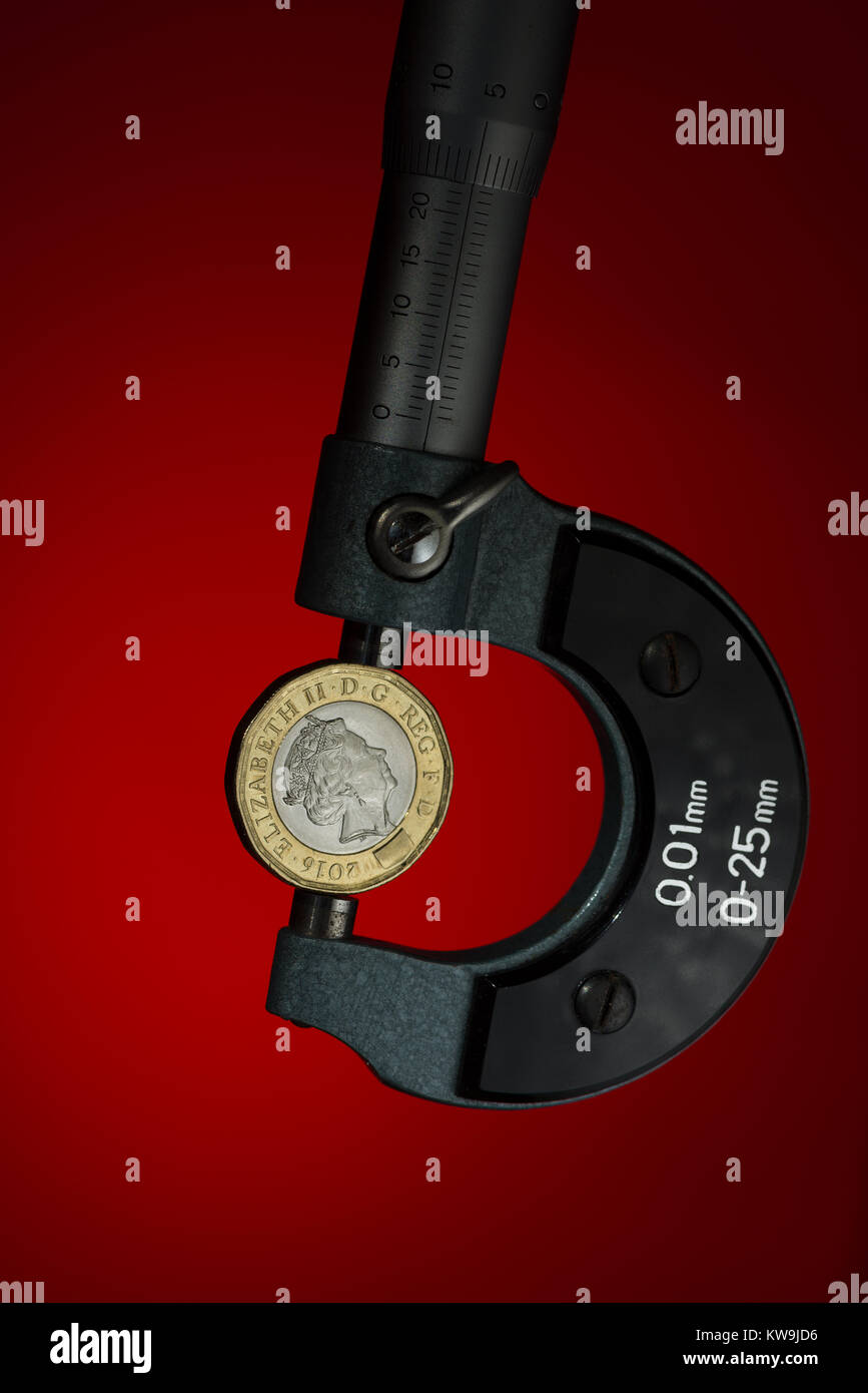 Poiché la decisione di lasciare la UE nel 2016 British pound e cambio messo sotto sforzo e un controllo più approfondito con la svalutazione dei tassi di interesse e valore di contrazione Foto Stock