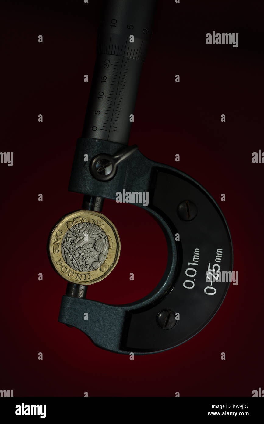 Poiché la decisione di lasciare la UE nel 2016 British pound e cambio messo sotto sforzo e un controllo più approfondito con la svalutazione dei tassi di interesse e valore di contrazione Foto Stock