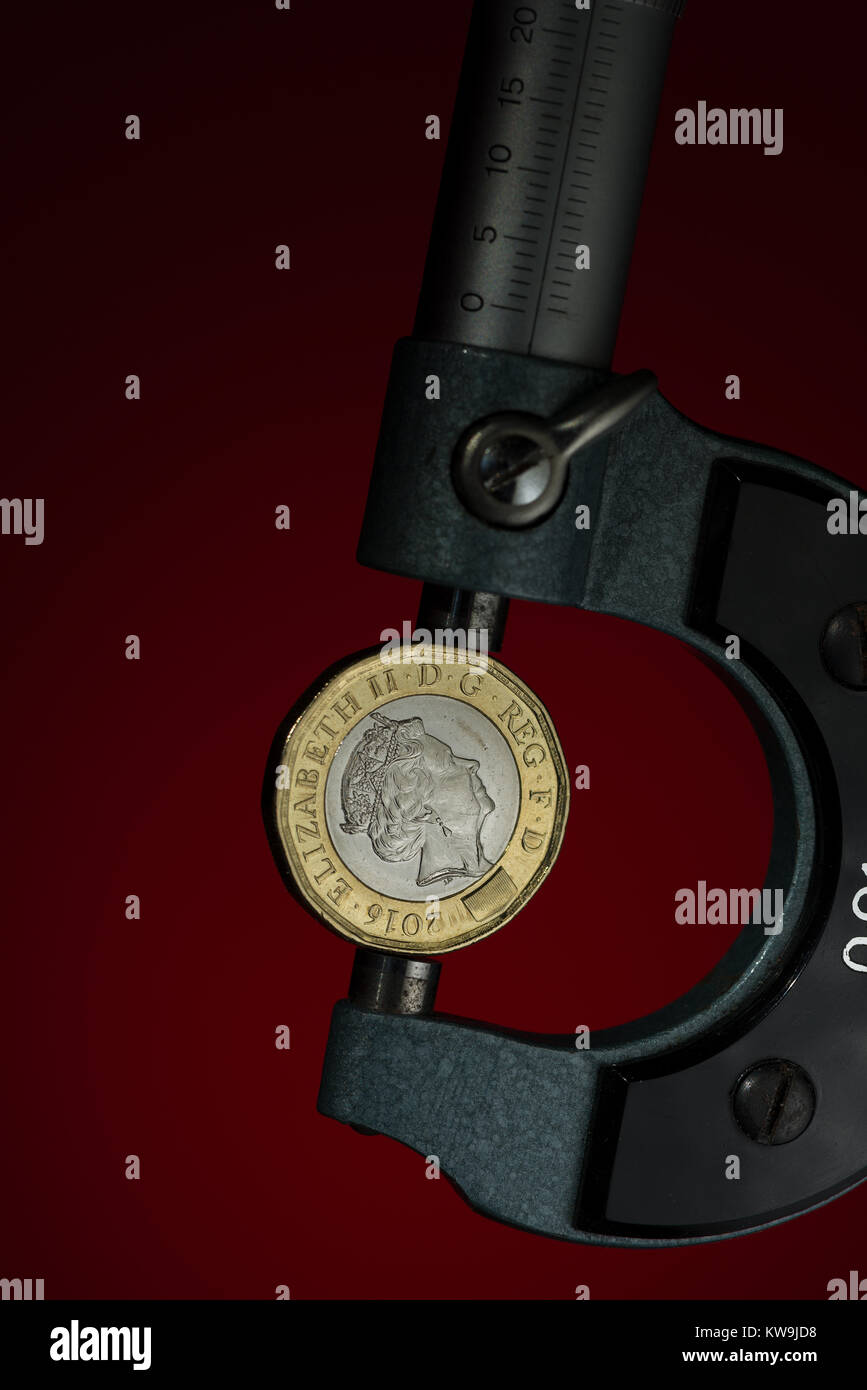 Poiché la decisione di lasciare la UE nel 2016 British pound e cambio messo sotto sforzo e un controllo più approfondito con la svalutazione dei tassi di interesse e valore di contrazione Foto Stock