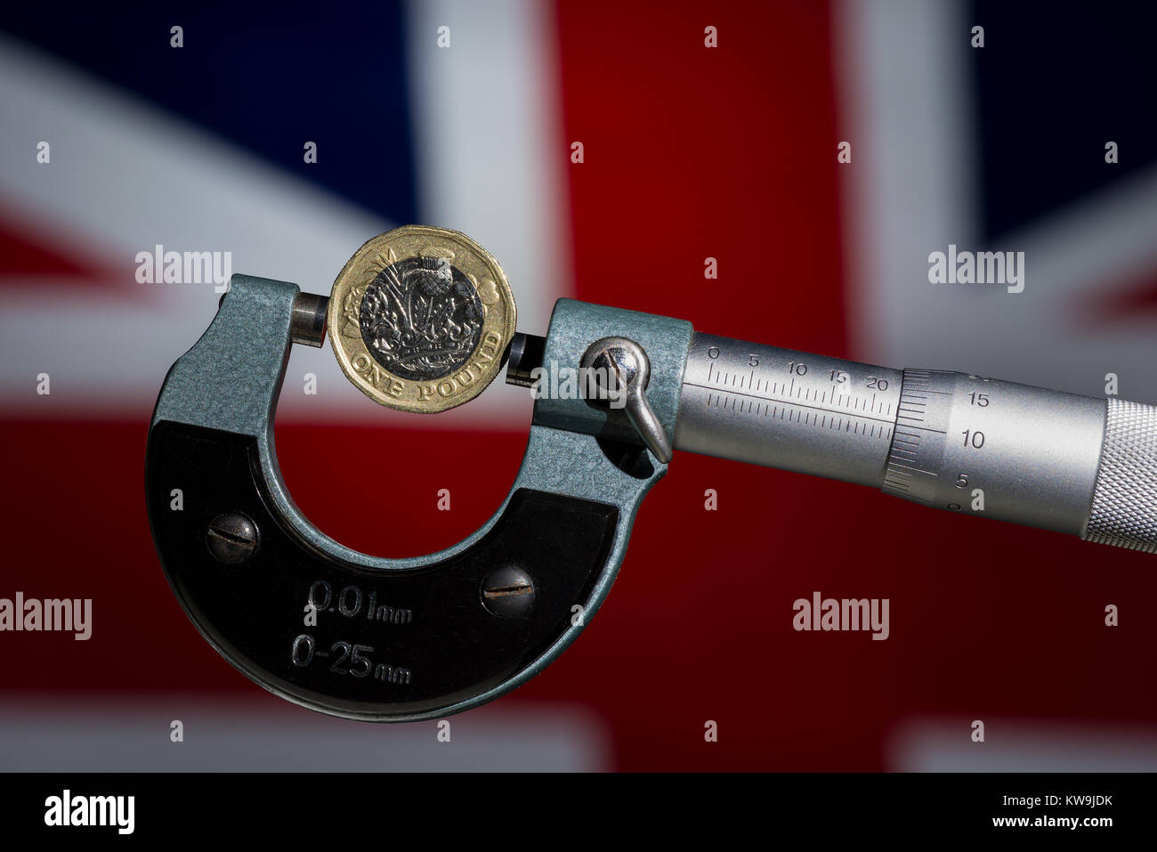 Poiché la decisione di lasciare la UE nel 2016 British pound e cambio messo sotto sforzo e un controllo più approfondito con la svalutazione dei tassi di interesse e valore di contrazione Foto Stock
