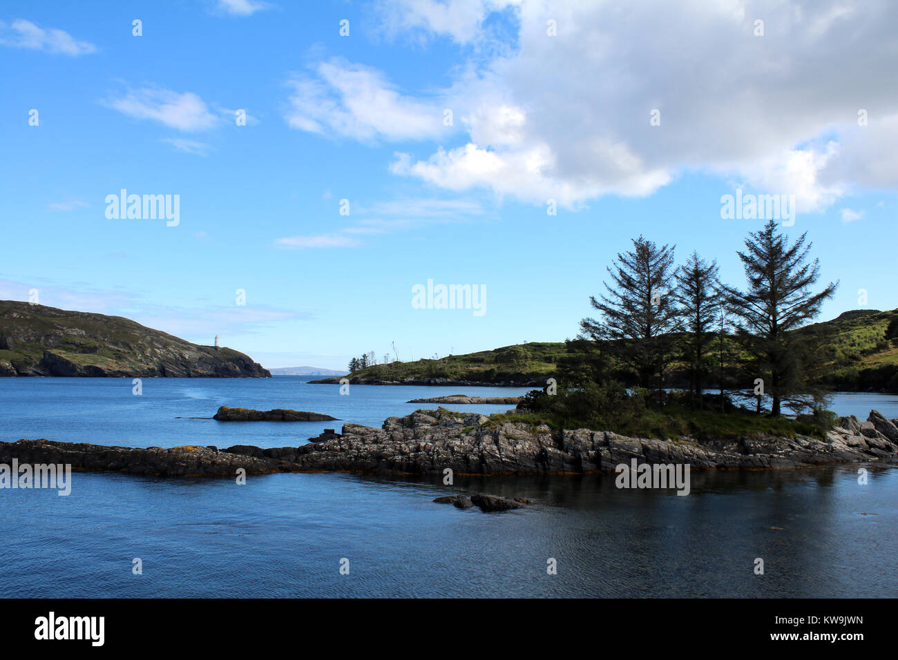 Splendido specchio d'acqua per ammirare il tramonto durante un'estate irlandese Foto Stock