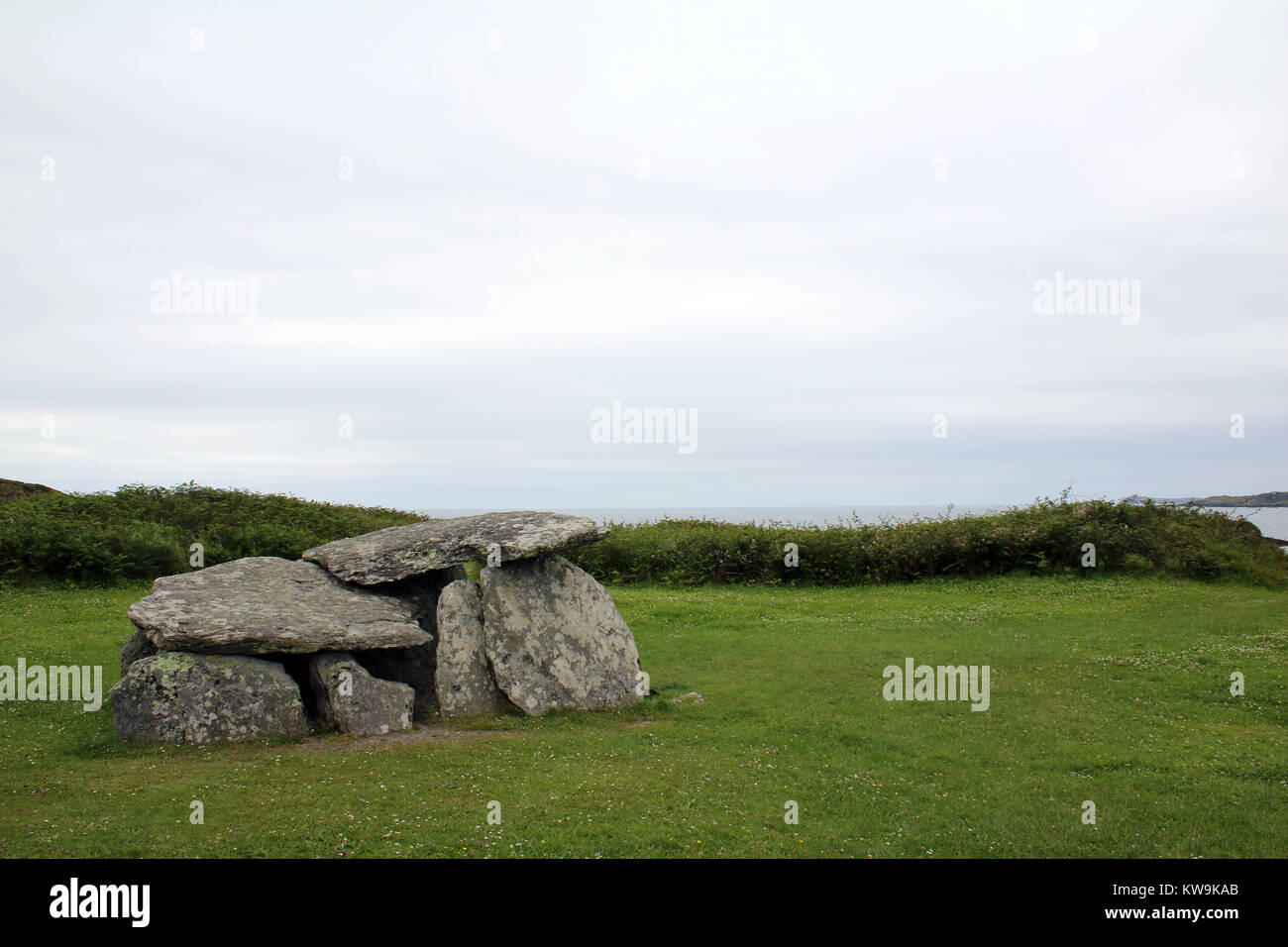 La Tomba del cuneo dell'altare con vista sulla Baia di Toormore. Penisola di Mizen West Cork Irlanda Foto Stock