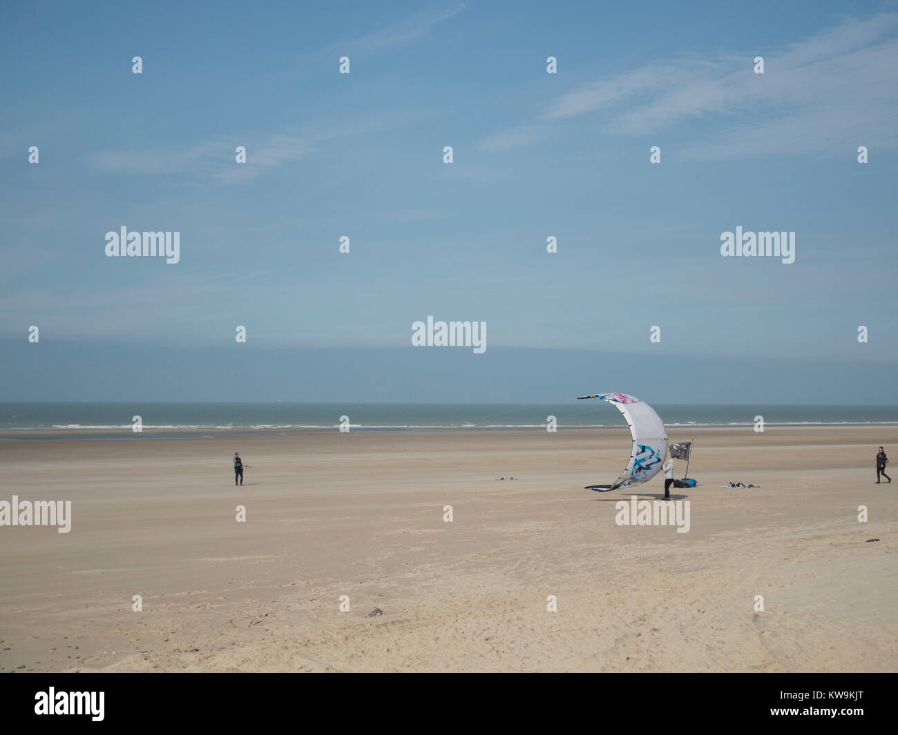 Kiteboarding sulle spiagge di sabbia di costa di Opal nel nord Franceing Foto Stock