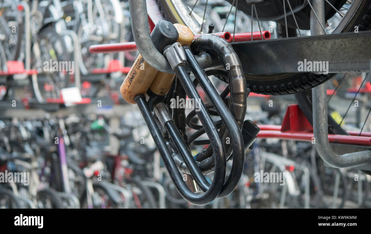 I mezzi di fissaggio di biciclette in bike rakcs di alla stazione ferroviaria di Londra Foto Stock