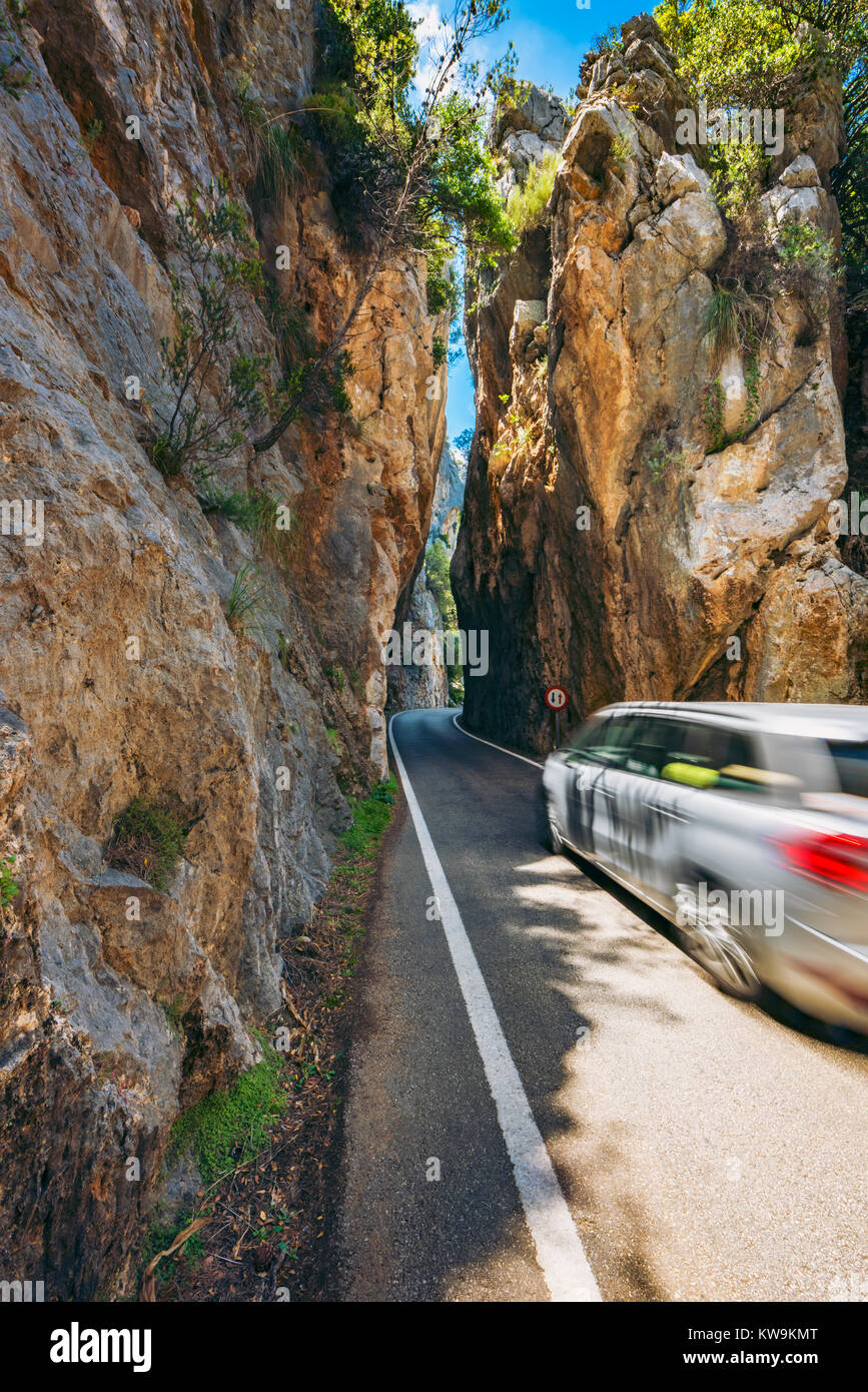 Avvicinamento auto strada stretta con rocce a strapiombo in Mallorca Spagna Spain Foto Stock