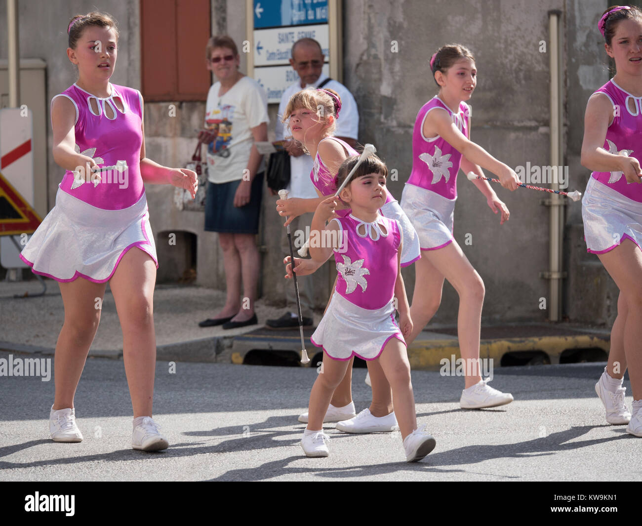 Le giovani ragazze cheerleader su parade di Bram, Francia meridionale Foto Stock