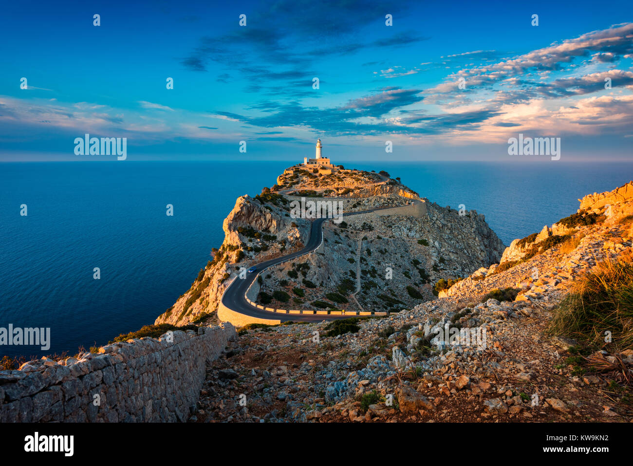 Faro di Cap de Formentor Mallorca Spagna intorno al tramonto Foto Stock