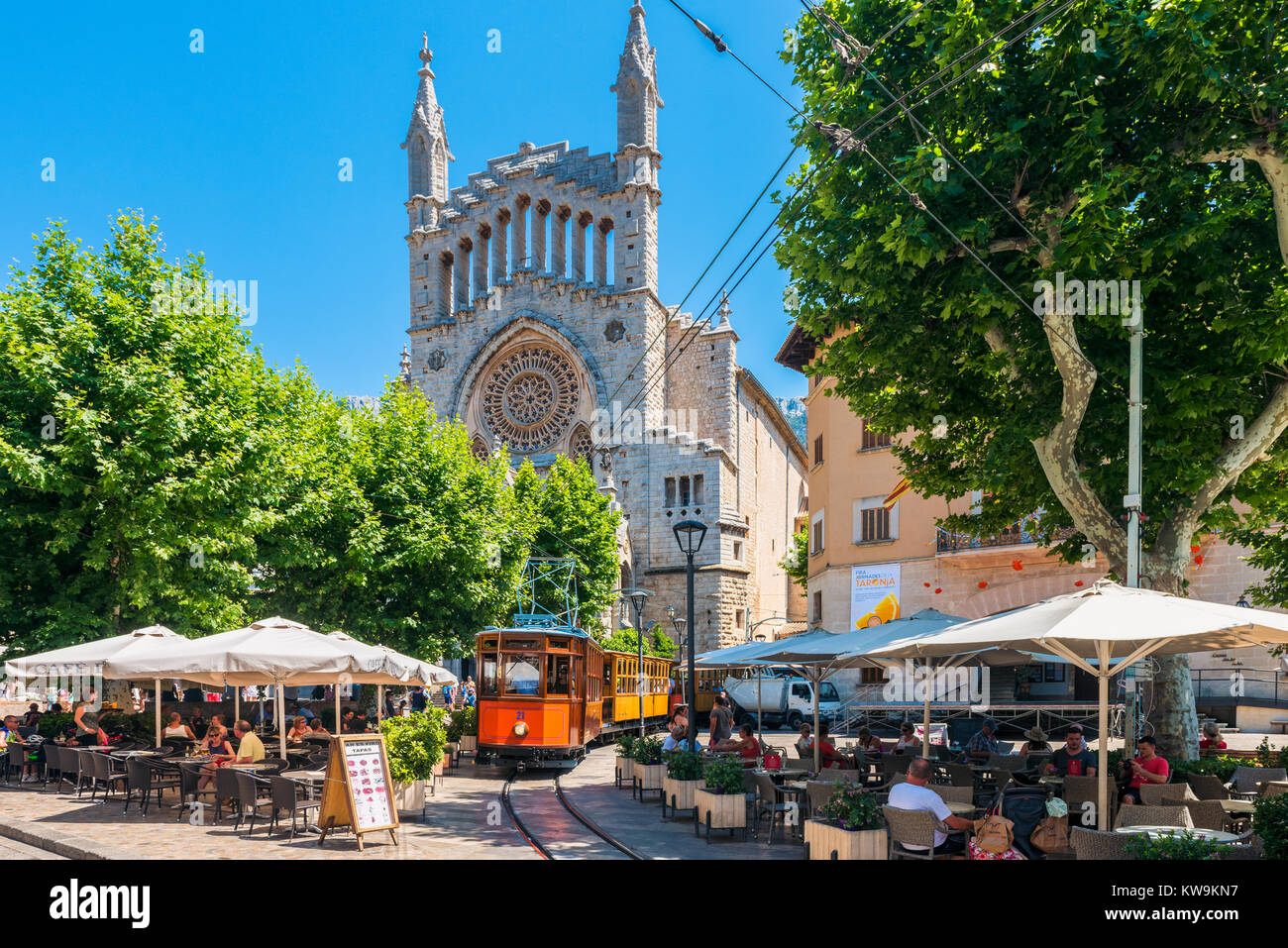 Tram storico la guida in una strada a Soller, Mallorca, Spagna. La linea tranviaria è attivo dal 1913 ed è molto popolare tra i turisti. Foto Stock