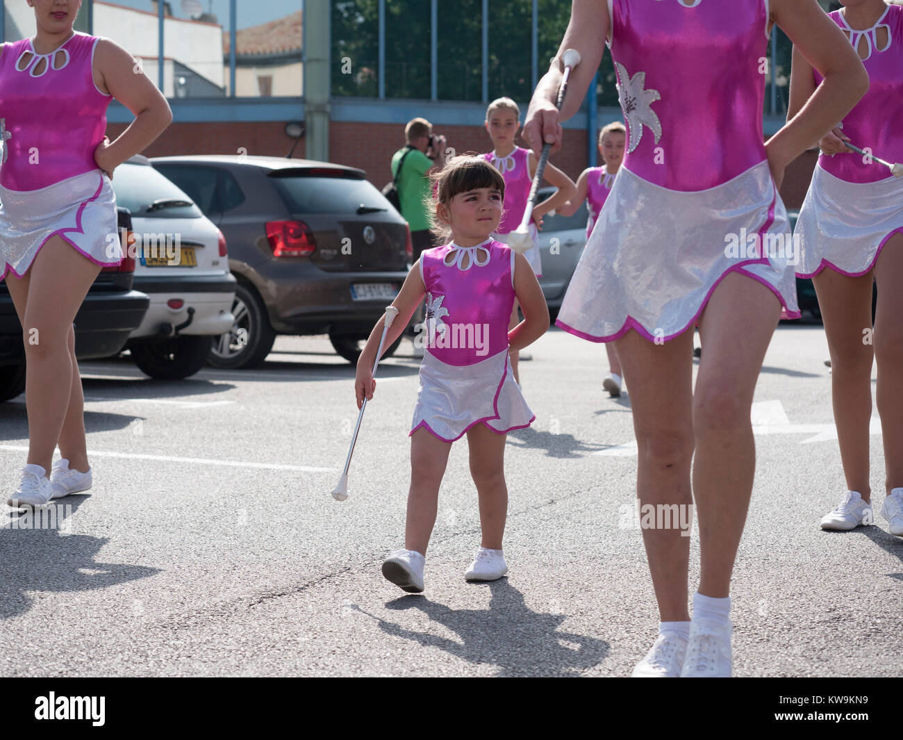 Le giovani ragazze cheerleader su parade di Bram, Francia meridionale Foto Stock