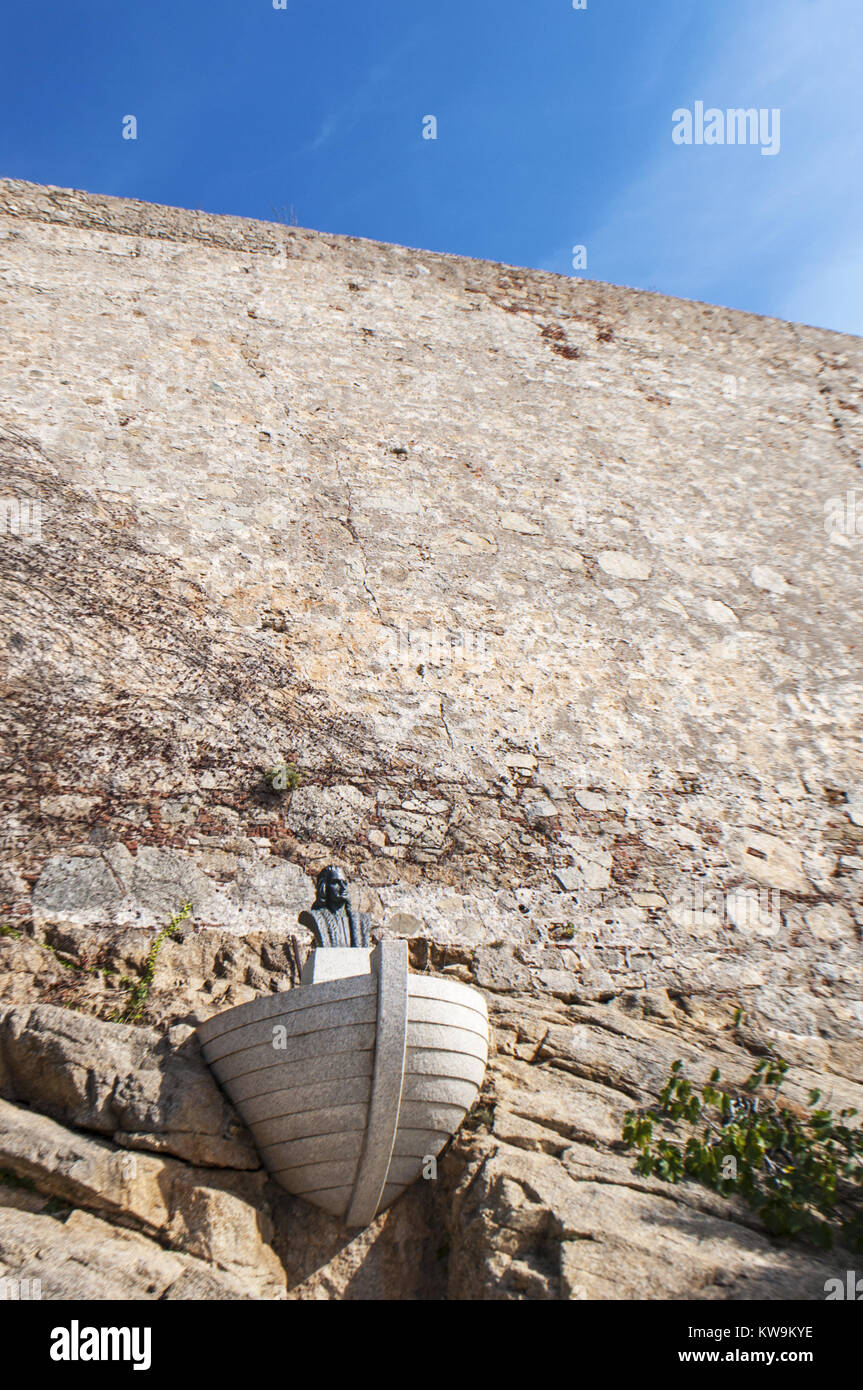 Corsica: vista del monumento commemorativo di Cristoforo Colombo sulle antiche mura di cittadella arroccata di Calvi, famosa destinazione turistica Foto Stock