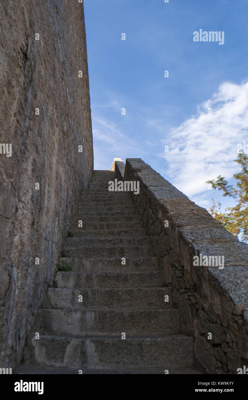 Corsica: dettagli architettonici delle antiche mura di cittadella arroccata di Calvi, famosa destinazione turistica sulla costa nord-ovest Foto Stock