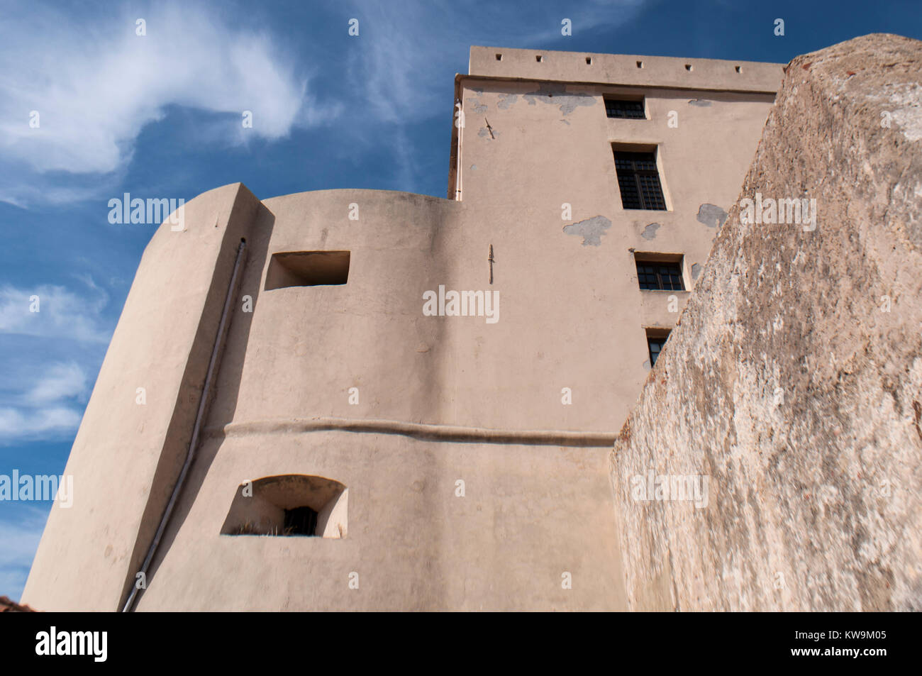 Corsica: dettagli architettonici delle antiche mura di cittadella arroccata di Calvi, famosa destinazione turistica sulla costa nord-ovest Foto Stock