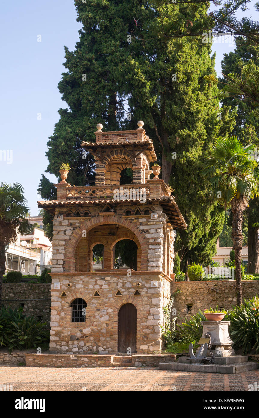 Follia vittoriano e Memoriale Navale entro i giardini pubblici a Taormina, in Sicilia , Italia, Europa Foto Stock