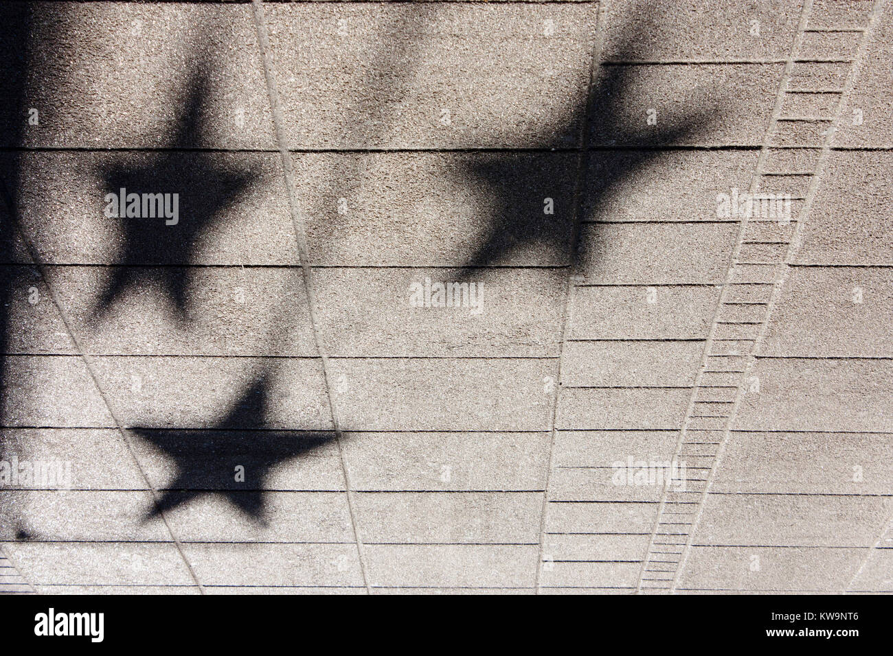 Ombra della silhouette a forma di stella ornamenti sulla strada di città in bianco e nero Foto Stock