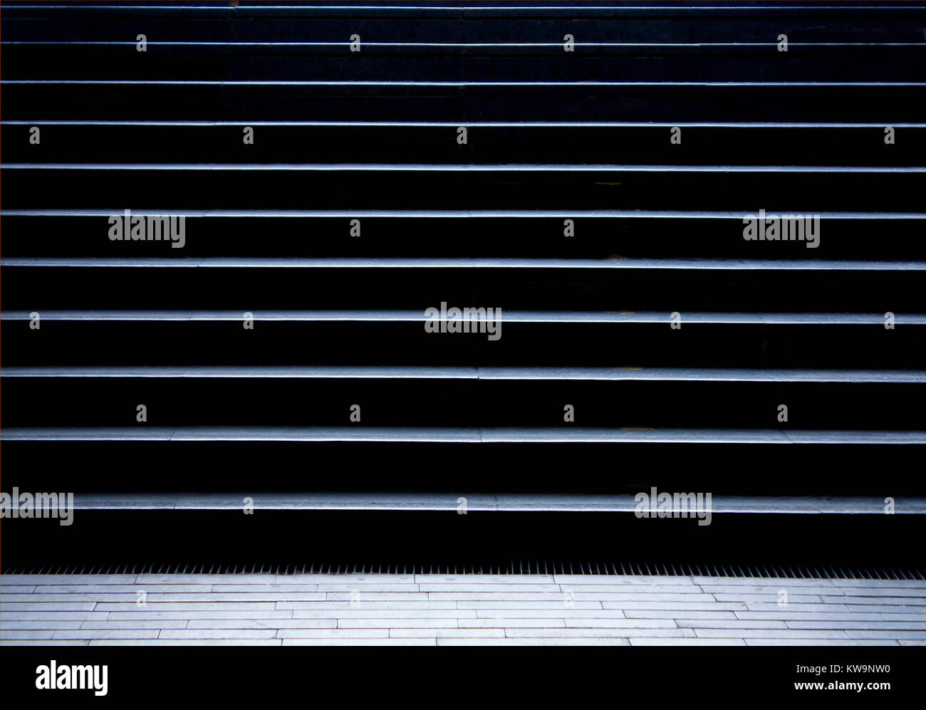 Svuotare scalette pedonali in città metropolitana passaggio nella notte in bianco e nero Foto Stock