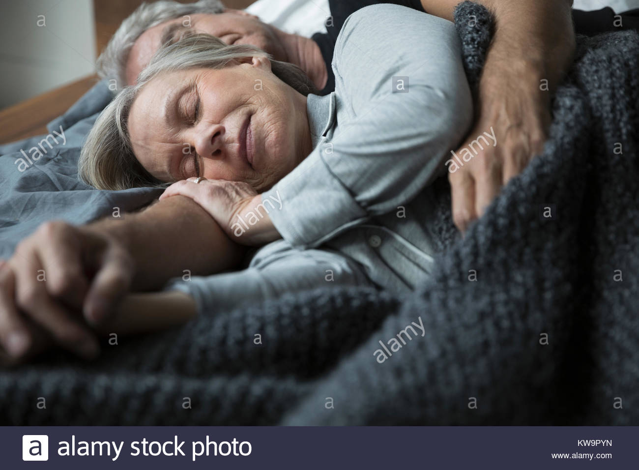Serena coppia senior dormire nel letto Foto Stock