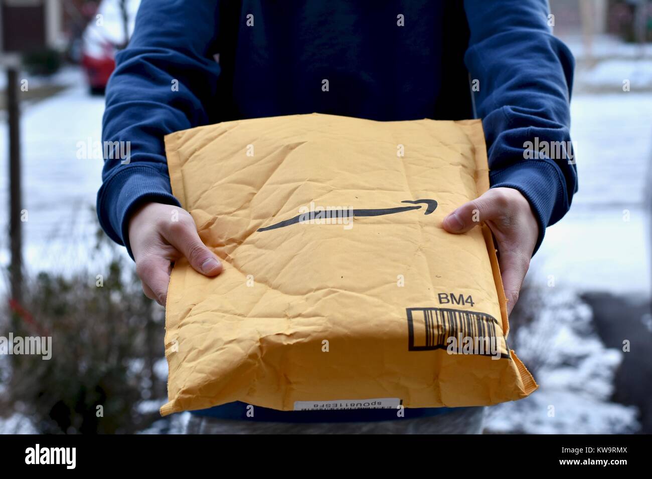 Driver di consegna consegna un Amazon package Foto Stock