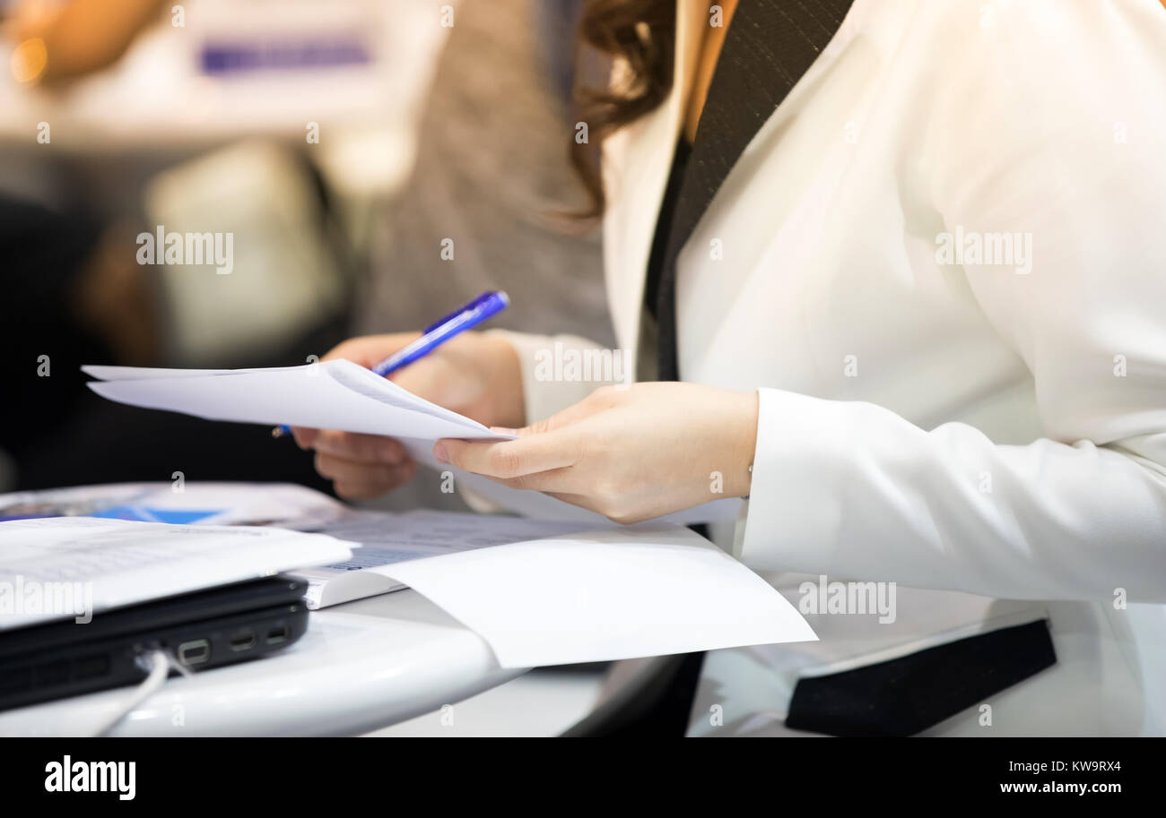 Gli imprenditori sono la firma di contratti finanziari un documento ufficiale Foto Stock
