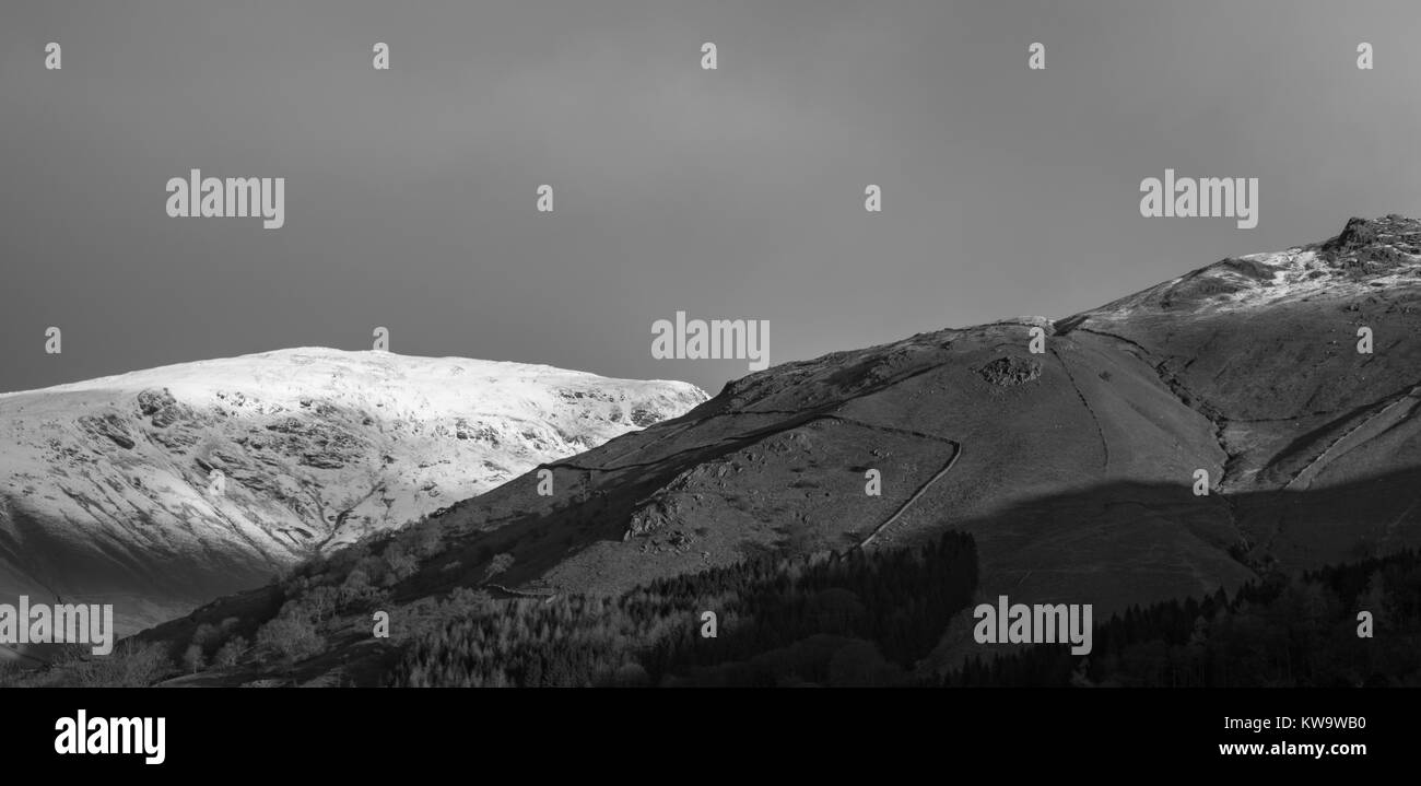 Bella Grasmere nel Distretto del Lago, circondata da incredibili montagne innevate Foto Stock