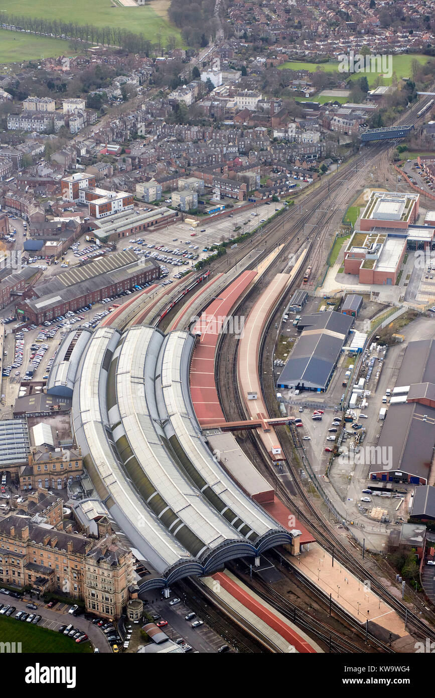 Il meraviglioso tetto curvo di York stazione ferroviaria, rappresentato dall'aria, York, North Yorkshire, nell'Inghilterra del Nord, Regno Unito Foto Stock