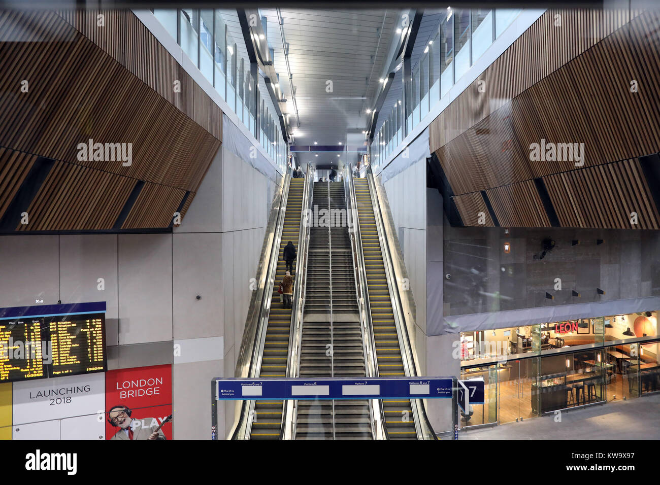 Pic mostra: torna al lavoro 2 gennaio dopo la pausa festiva oggi alla Stazione London Bridge rinnovare l'apertura di nuove piattaforme ingresso ma superiore le tariffe ferroviarie sono state Foto Stock