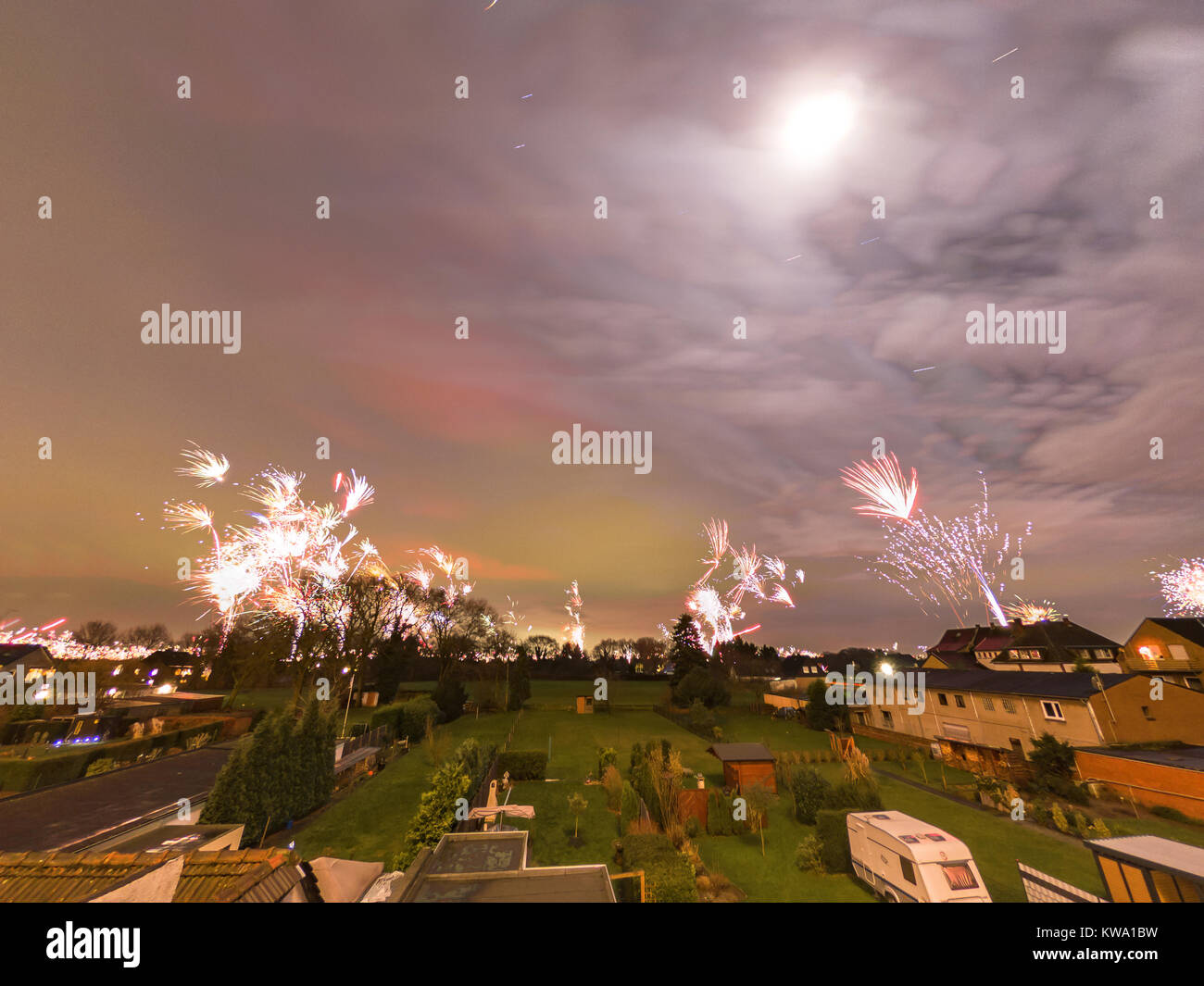 Coloratissimi fuochi d'artificio a nei sobborghi di Germania, Europa - Esposizione lunga Foto Stock