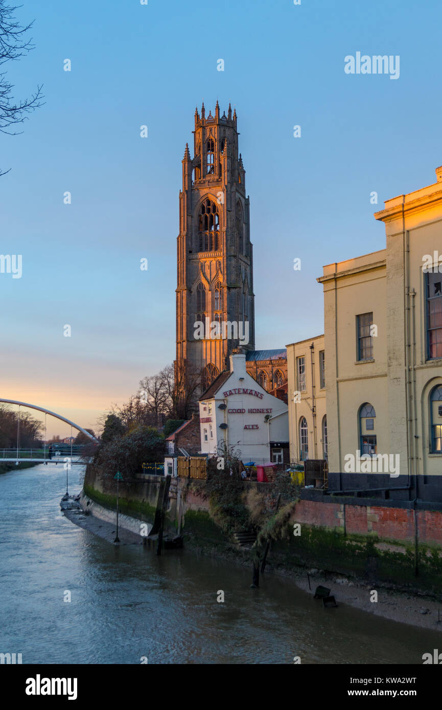 'Boston moncone', St Botolph's Church, Boston, sulla Haven, Fiume Witham, Lincolnshire, Inghilterra, Assembly Rooms Batemans Britannia Inn al tramonto Foto Stock