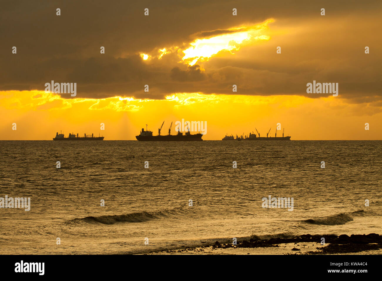 Le navi da carico sono ancorate nel fiume Karnaphuli Patenga vicino mare spiaggia, situato a 14 chilometri a sud di Chittagong, il porto della città in Bangladesh su giu Foto Stock