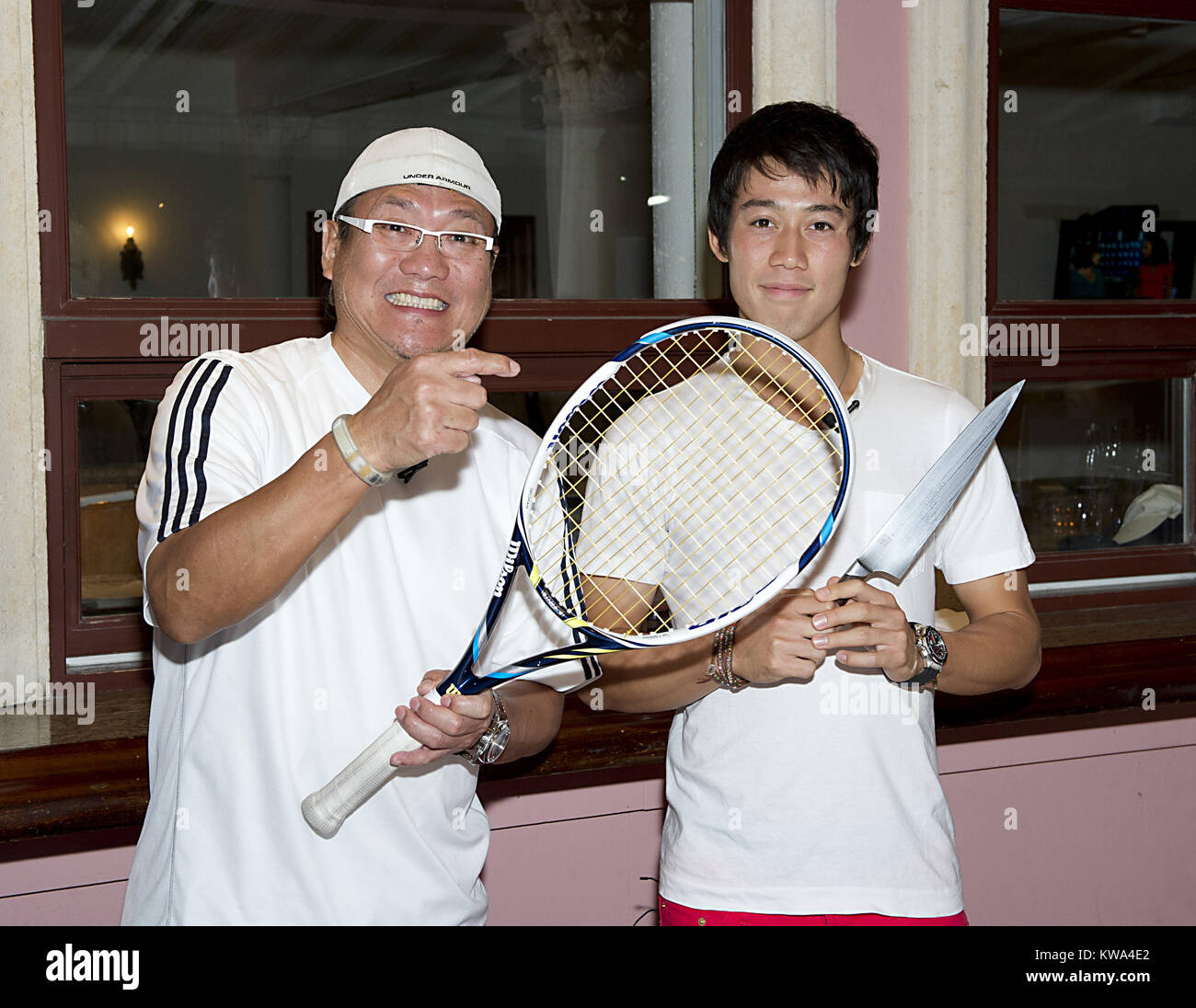 DELRAY Beach, FL - 19 febbraio: Kei Nishikori (JPN) mostra off il sushi ha imparato a fare il sushi con l aiuto della famosa in tutto il mondo Iron Chef Masaharu Morimoto. I due hanno intrattenuto la folla che era venuta per guardare il sushi-facendo mostra presso il Boca Resort & Club in Boca Raton, Florida. Nishikori è in città giocando al 2014 Delray Beach aperta e più recentemente ha vinto il 2014 noi Tennis Indoor campionato su Febbraio 22, 2014 in Delray Beach, Florida. Persone: Kei Nishikori Masaharu Morimoto Foto Stock