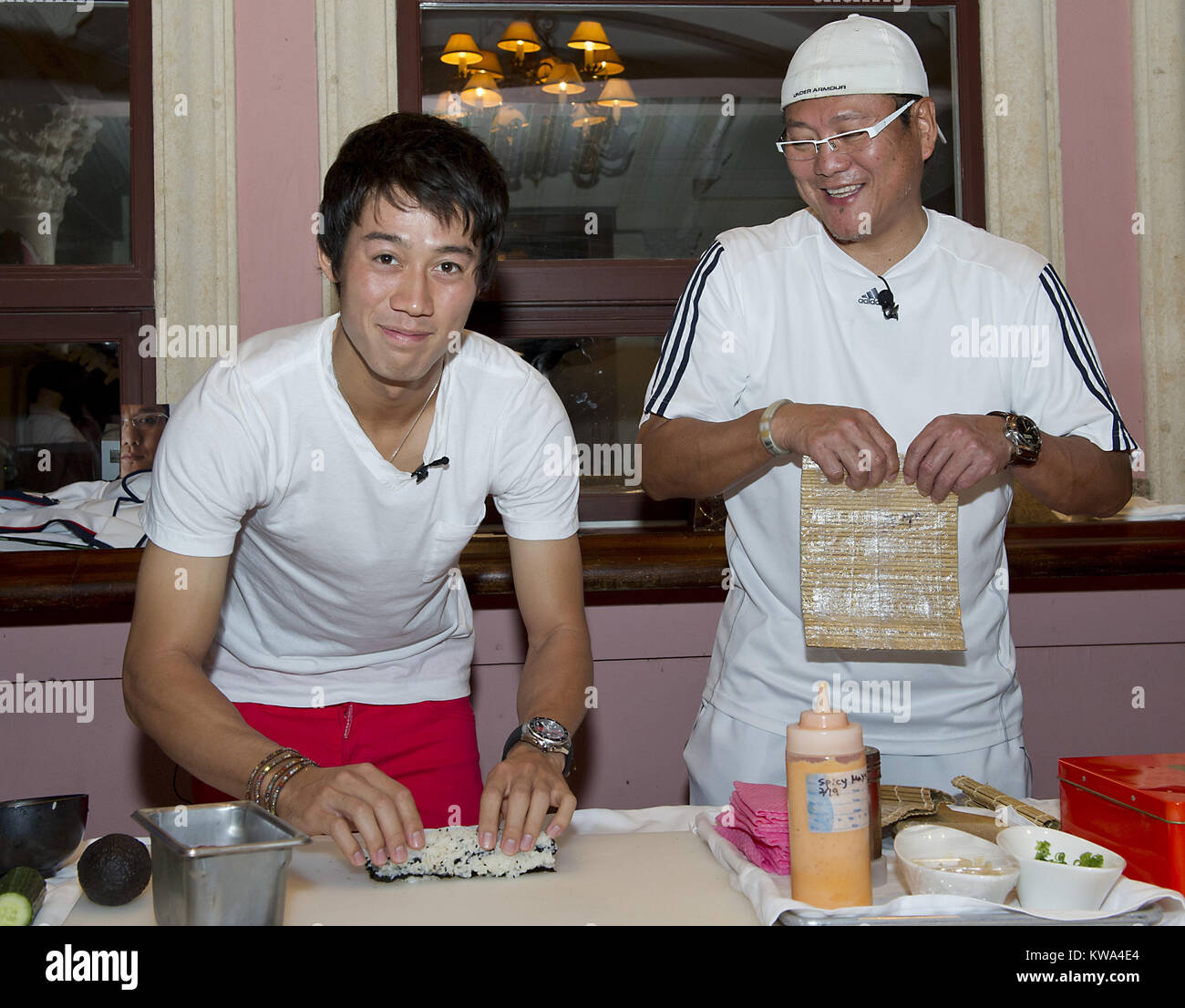 DELRAY Beach, FL - 19 febbraio: Kei Nishikori (JPN) mostra off il sushi ha imparato a fare il sushi con l aiuto della famosa in tutto il mondo Iron Chef Masaharu Morimoto. I due hanno intrattenuto la folla che era venuta per guardare il sushi-facendo mostra presso il Boca Resort & Club in Boca Raton, Florida. Nishikori è in città giocando al 2014 Delray Beach aperta e più recentemente ha vinto il 2014 noi Tennis Indoor campionato su Febbraio 22, 2014 in Delray Beach, Florida. Persone: Kei Nishikori Masaharu Morimoto Foto Stock