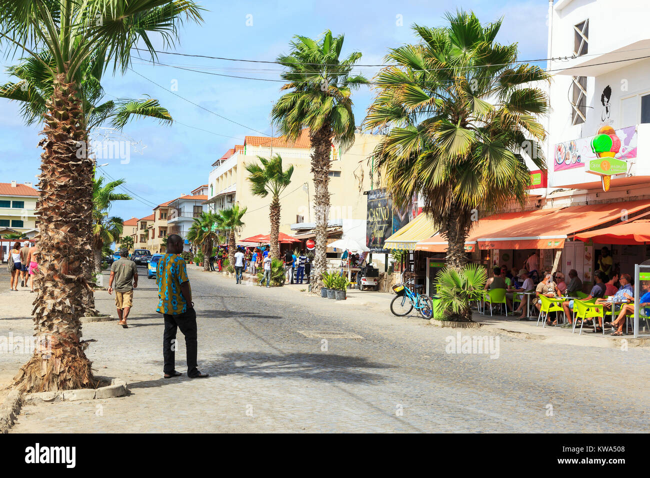 Strada principale area di Santa Maria con un certo numero di negozi e bancarelle di souvenir e ristoranti, Sal, Salina, Capo Verde, Africa Foto Stock