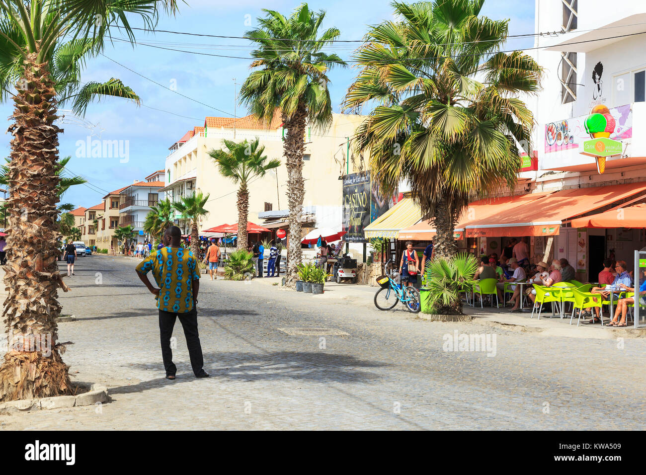 Strada principale nella località turistica di Santa Maria, Sal, Salina, Capo Verde, Africa con negozi e bancarelle di souvenir e ristoranti, Foto Stock