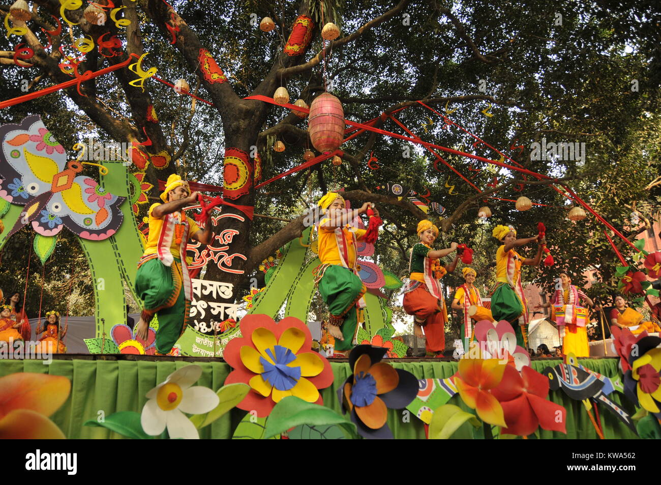 Ballerini eseguono nella primavera Fest sulla facoltà di belle arti del campus in università di Dhaka, di Dacca, capitale del Bangladesh, il 12 febbraio 2009. Foto Stock