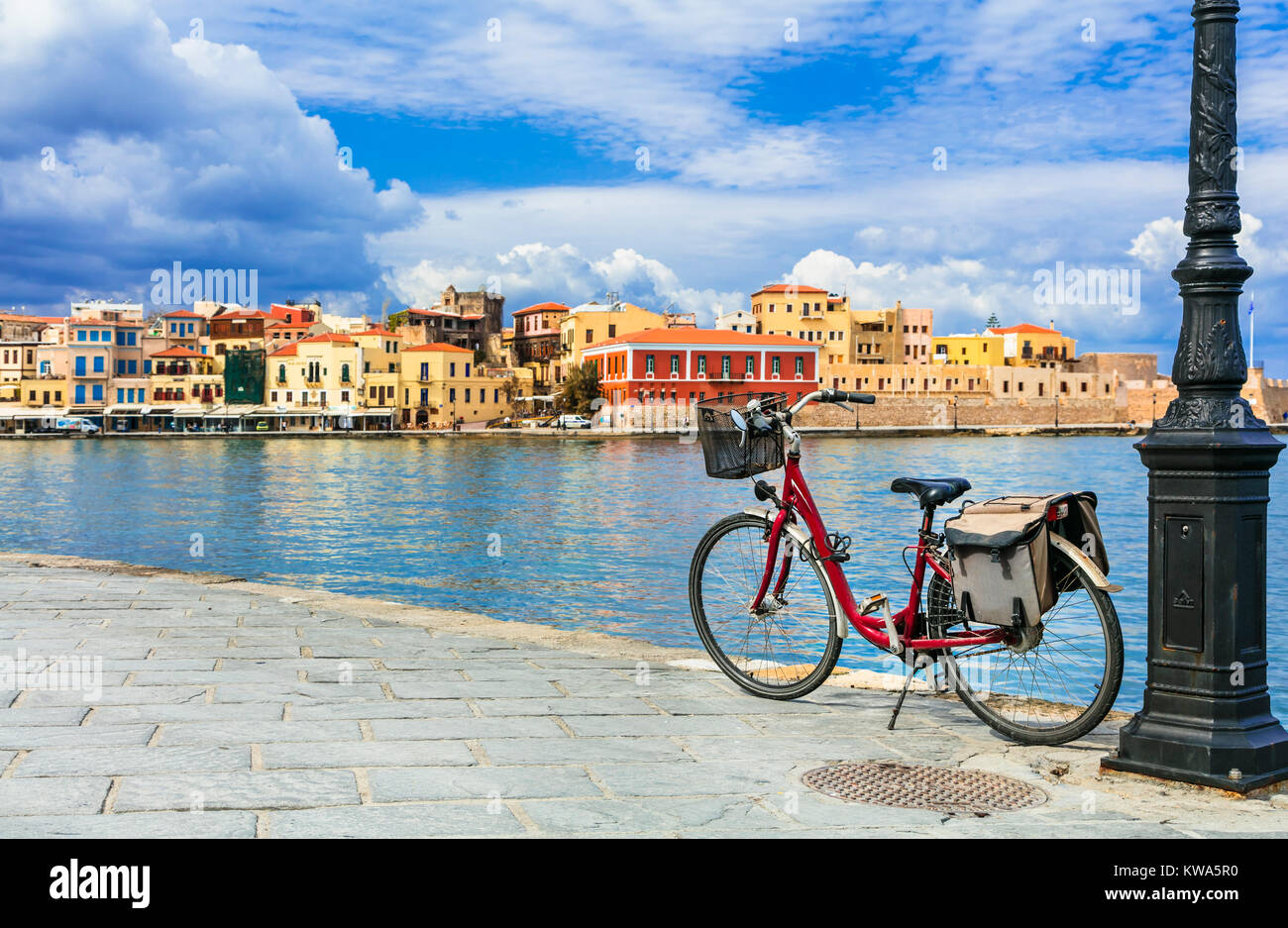 Impressionante colorata cittadina di Chania,vista con la vecchia moto,l'isola di Creta, Grecia. Foto Stock