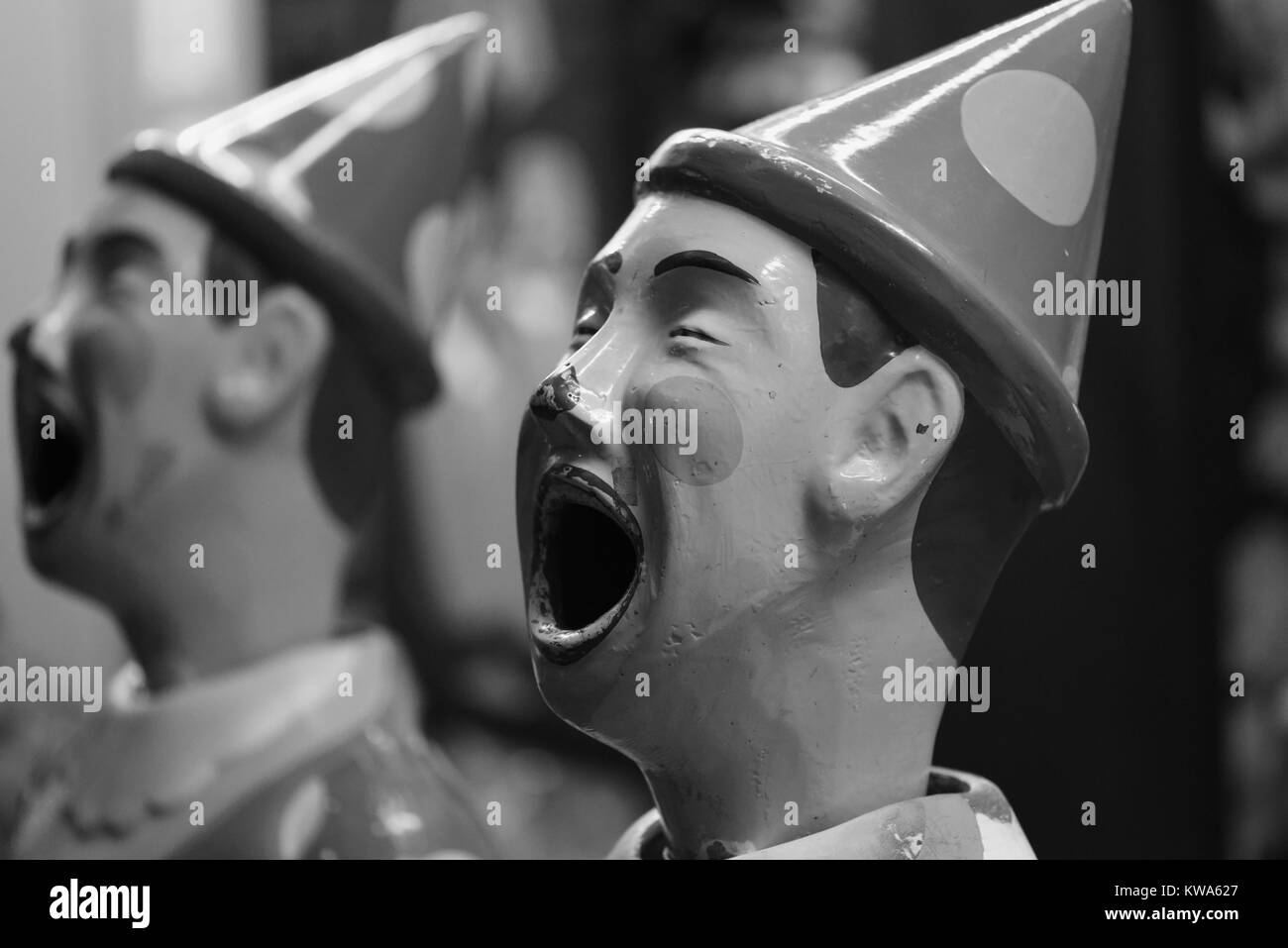 Vivacemente colorato ridere clown in un parco di divertimenti. Foto Stock