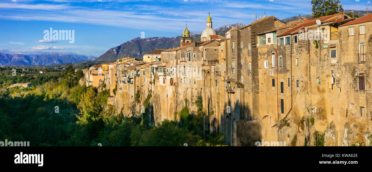 Impressionante Sant Agata de Goti village,vista panoramica,Campania,l'Italia. Foto Stock