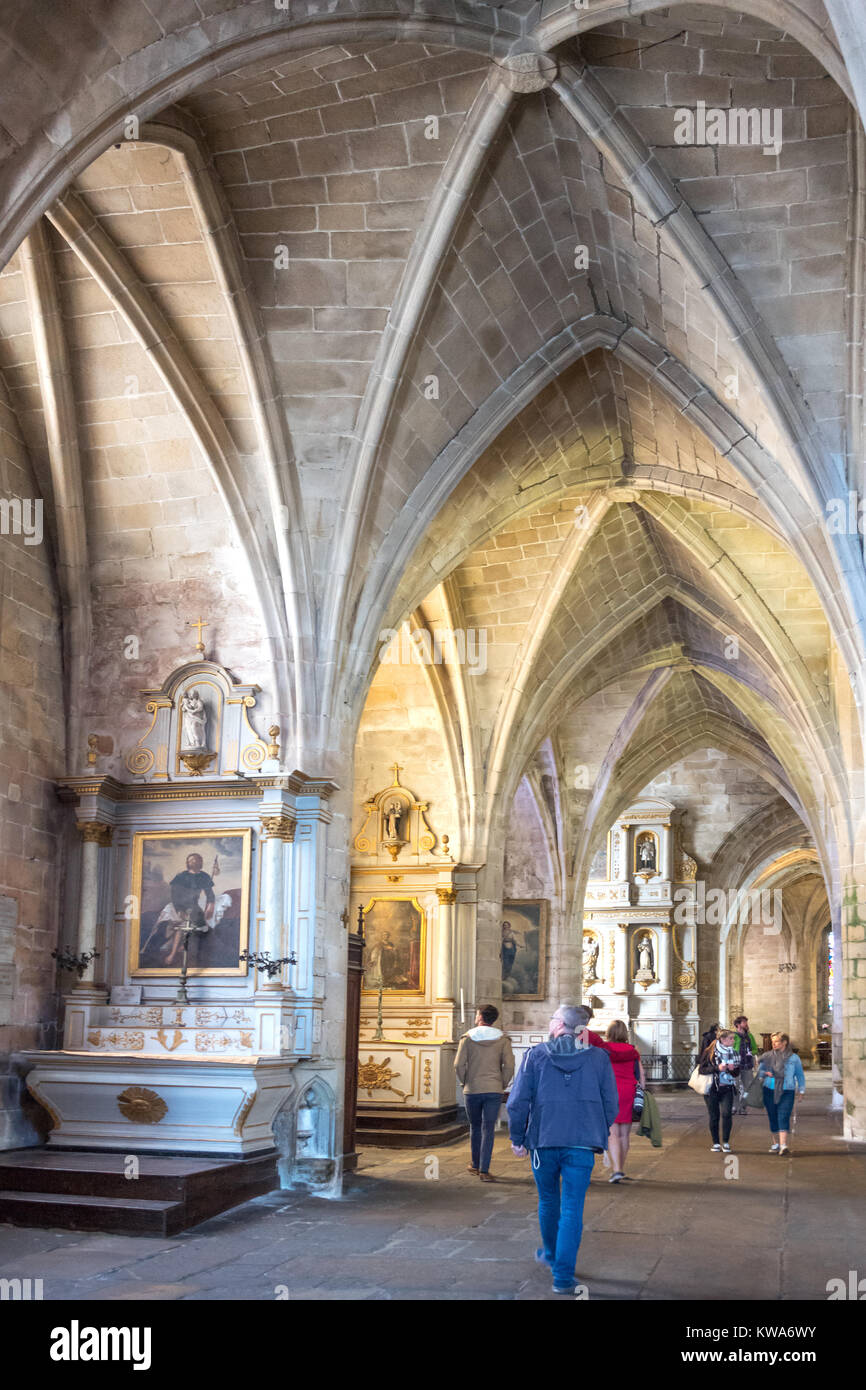 Dinan, Francia - 8 Agosto 2017: Vista della navata del Saint Sauveur basilica Foto Stock